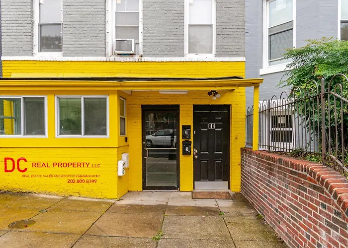 Bright & Cozy 2 Bedroom, 1 Bath, 2 Miles From White House