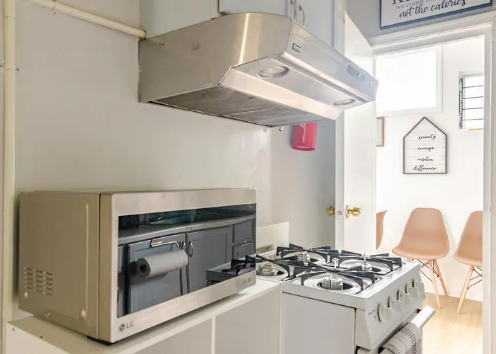 Bright & Cozy 2 Bedroom, 1 Bath, 2 Miles From White House