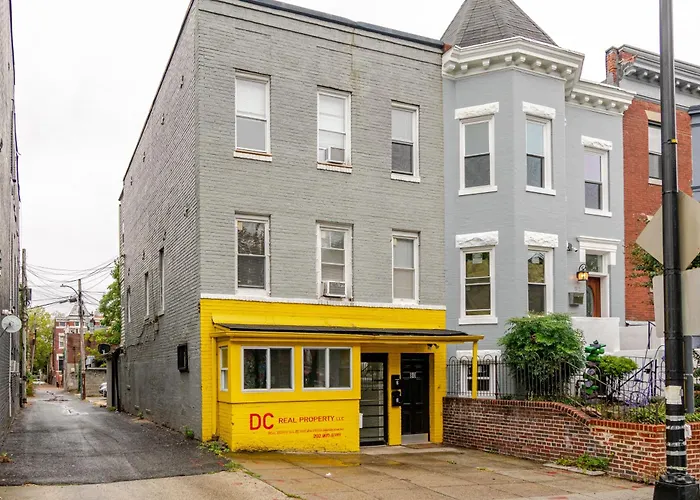 Bright & Cozy 2 Bedroom, 1 Bath, 2 Miles From White House
