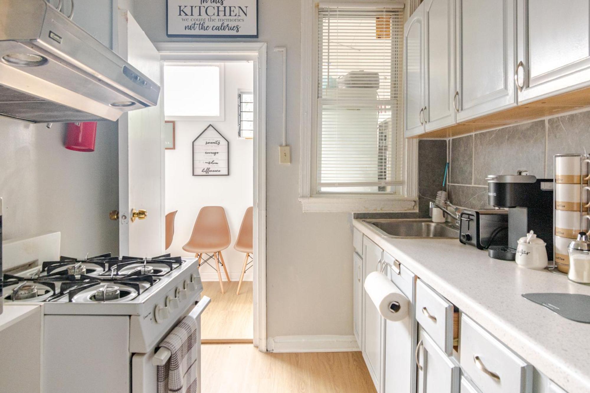 Bright & Cozy 2 Bedroom, 1 Bath, 2 Miles From White House Appartamento